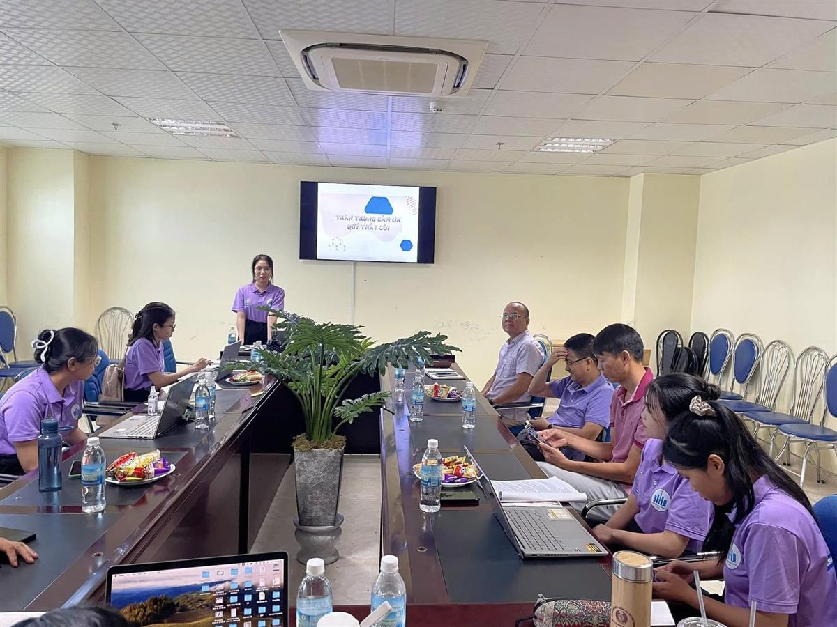 Hình 2. Sinh viên trình bày báo cáo tại Hội thảo khoa học cấp bộ môn. 